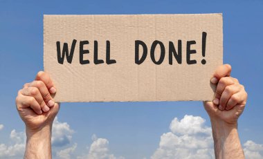 Elleri kartondan bir parça tutuyor ve şöyle yazıyor: