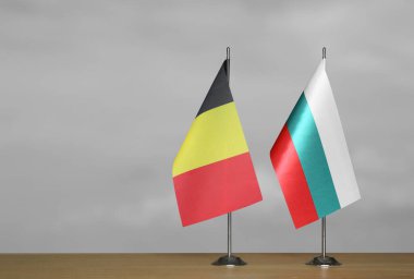 Belçika ve Bulgaristan 'ın masa üstü bayrakları gri arka planda duruyor