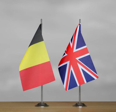 Belçika ve Birleşik Krallık 'ın masa üstü bayrakları gri bir arka planda duruyor