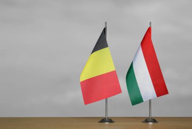 Belçika ve Macaristan 'ın masa üstü bayrakları gri arka planda duruyor