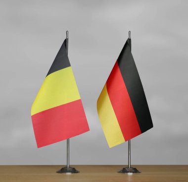Belçika ve Almanya 'nın masa üstü bayrakları gri bir arka planda duruyor