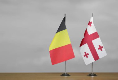 Belçika ve Gürcistan 'ın masa üstü bayrakları gri bir arka planda duruyor