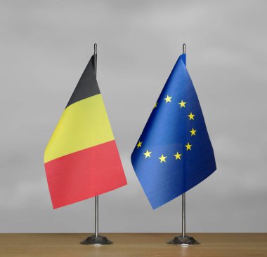 Belçika ve Avrupa Birliği bayrakları gri bir arka planda duruyor