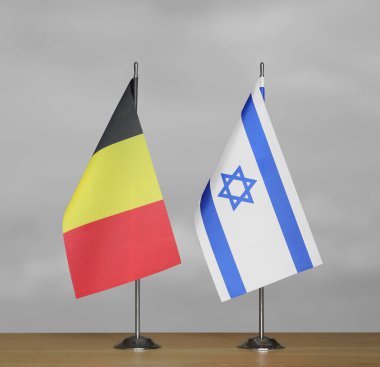Belçika ve İsrail 'in masa üstü bayrakları gri bir arka planda duruyor