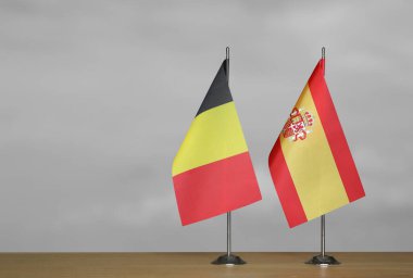 Belçika ve İspanya 'nın masa üstü bayrakları gri bir arka planda duruyor