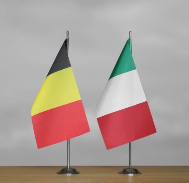 Belçika ve İtalya 'nın masa üstü bayrakları gri bir arka planda duruyor
