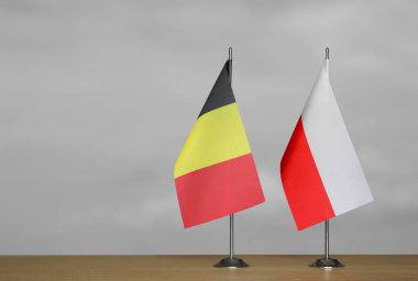 Belçika ve Polonya 'nın masa üstü bayrakları gri bir arka planda duruyor