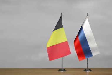 Belçika ve Rusya 'nın masa üstü bayrakları gri bir arka planda duruyor