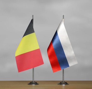 Belçika ve Rusya 'nın masa üstü bayrakları gri bir arka planda duruyor