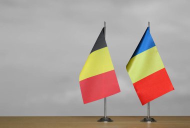 Belçika ve Romanya 'nın masa üstü bayrakları gri arka planda duruyor