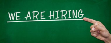 Üzerinde tebeşir izleri olan yeşil bir karatahtanın üzerindeki yazı: