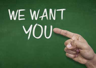 Üzerinde tebeşir izleri olan yeşil bir karatahtanın üzerindeki yazı: 