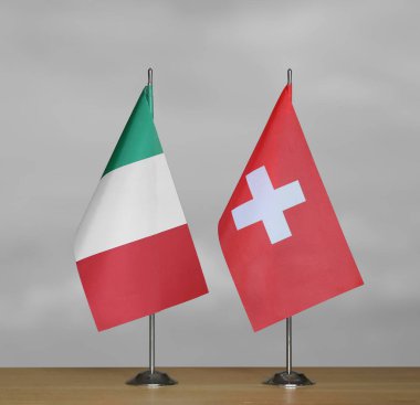 İtalya ve İsviçre 'nin bayrakları gri arka planda duruyor