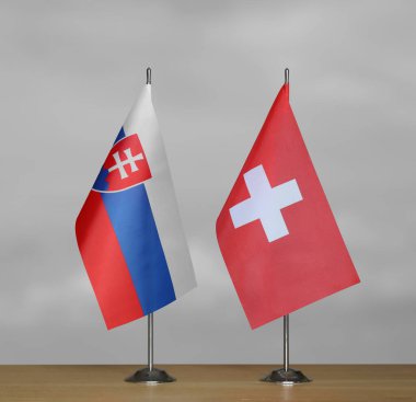 Slovakya ve İsviçre 'nin bayrakları gri arka planda duruyor