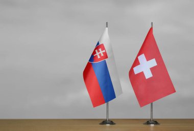 Slovakya ve İsviçre 'nin bayrakları gri arka planda duruyor