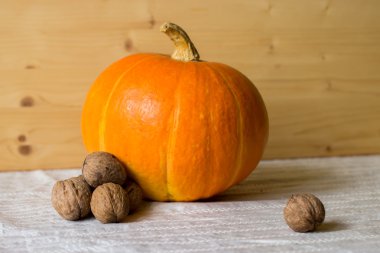 Kabak ve masanın üzerine ceviz