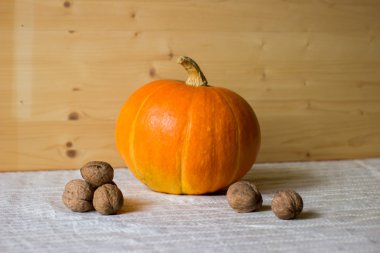 Kabak ve hafif bir masa örtüsü masaya üzerinde ceviz