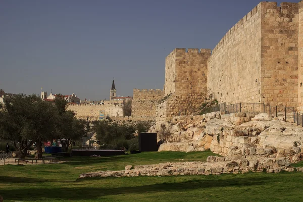 Parque arqueológico en las antiguas murallas de la ciudad cerca de la Puerta de Jaffa — Foto de Stock