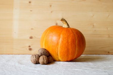 Kabak ve masanın üzerine ceviz