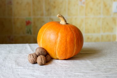 Kabak ve sarı wallp bir arka plan üzerinde masada ceviz