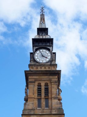 Güney limanı Merseyside 'daki tarihi Victoria Atkinson binasının saat kulesi mavi bir gökyüzüne karşı.