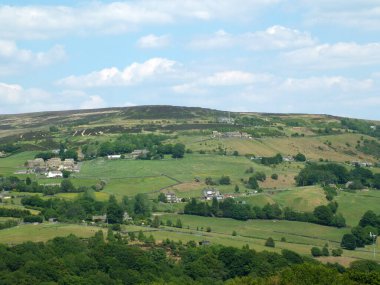 Batı Yorkshire 'daki Calder Vadisi boyunca panoramik manzara Midgley bozkırı köyü ve yazları çiftlik evleri