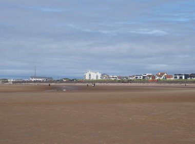 Southport, Merseyside, Birleşik Krallık - 10 Eylül 2020: İnsanlar güneydeki liman kenarı yakınlarındaki Blundell kumsalında yürüyorlar.