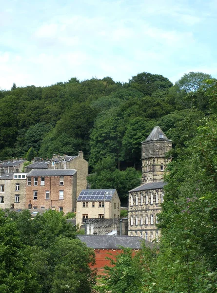 Widok Ulice Domy Moście Hebden Zachodnim Yorkshire Latem Otoczony Drzewami — Zdjęcie stockowe