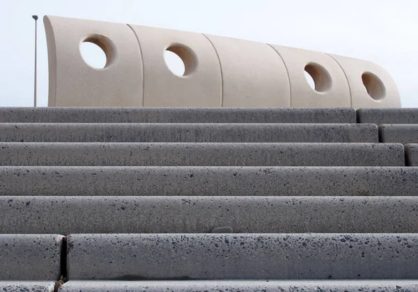 Grau Strukturierte Außentreppe Aus Beton Mit Geometrisch Gebogenem Windschutz Cleveleys — Stockfoto