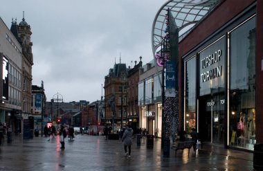 Leeds, West Yorkshire, Birleşik Krallık - 03 Aralık 2020: Briggate LeedsLeeds, West Yorkshire, İngiltere 'deki en iyi moda mağazasının önünde yürüyen insanlar - 22 Ekim 2020: Briggate Leeds' deki üst düzey moda mağazasının önünde yürüyen insanlar