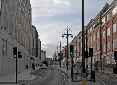 Leeds, West Yorkshire, İngiltere - 3 Eylül 2020: Viktorya bölgesinden şehir merkezine doğru bakan başlık boyunca bakın