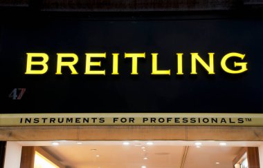 Leeds, West Yorkshire, Birleşik Krallık: 18 Eylül 2020: Leeds 'in merkezindeki Berry mağazasında Breitling logosu ve slogan