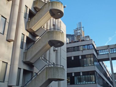 Leeds, Batı Yorkshire, Birleşik Krallık - 25 Nisan 2017: Leeds Üniversitesi 'ndeki şiddet yanlısı 1960' ların Roger Stevens ve Garstang binalarının manzarası