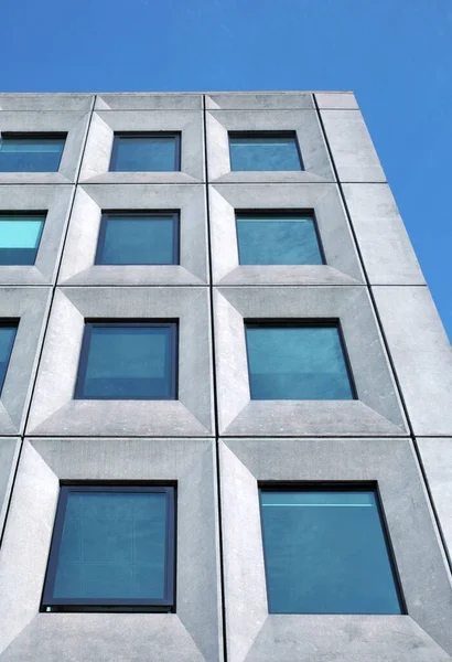 Vista Perspectiva Edificio Oficinas Hormigón Blanco Contra Cielo Azul Brillante — Foto de Stock