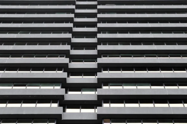 Gevel Van Een Groot Betonnen Kantoorgebouw Met Rijen Reflecterende Ramen — Stockfoto