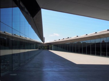 Santa Cruz, Tenerife, İspanya - 08 Mart 2017: Merkezi meydandan alınan Tenerife Espacio de las Artes 'in dış cephesi ve kütüphanenin ve çevreleyen sanat alanlarının pencereleri