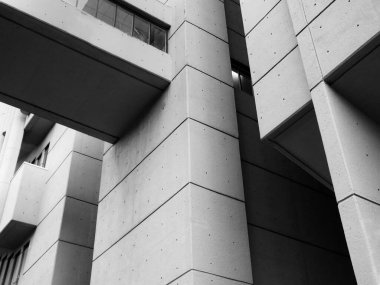 Leeds, Batı Yorkshire, Birleşik Krallık - 25 Nisan 2019: 1960 'larda Leeds' teki Roger Stevens binasında geometrik şekilli gri beton barbar bir binanın detaylarını kapatın.