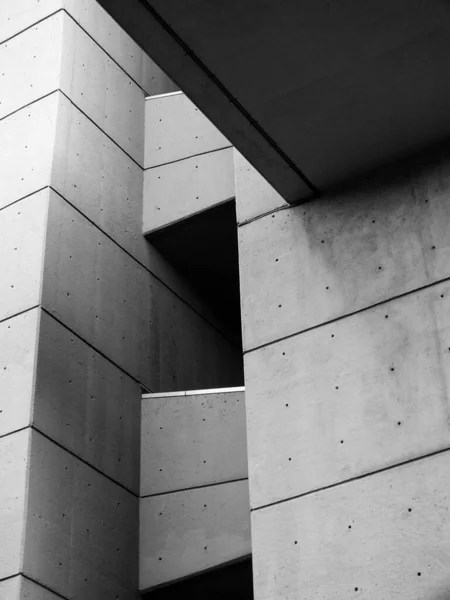 リーズ 西ヨークシャー イギリス 4月2019 リーズの1960ロジャー スティーブンスの建物に幾何学的な形状を持つ角度のあるテクスチャグレーのコンクリートブルータリズムの建物の詳細を閉じます — ストック写真