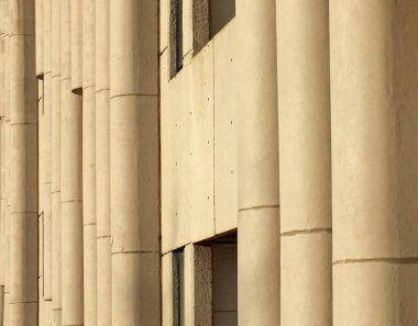 Leeds, Batı Yorkshire, Birleşik Krallık - 25 Nisan 2019: Leeds Üniversitesi 'ndeki 1960' ların gaddar Roger Stevens binasının manzarası