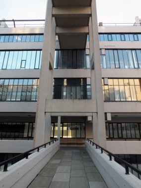 Leeds, Batı Yorkshire, Birleşik Krallık - 25 Nisan 2019: Leeds Üniversitesi 'ndeki vahşi stil garstang binasının ön cephesi ve yaya köprüsü