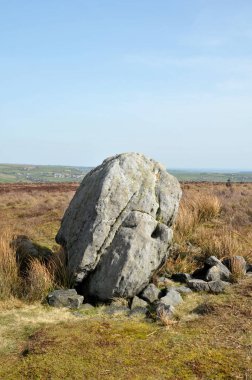 Batı Yorkshire 'daki Midgley bozkırında Robin Hood Penny Stone olarak bilinen büyük bir kaya parçası ya da ayakta duran bir taş.