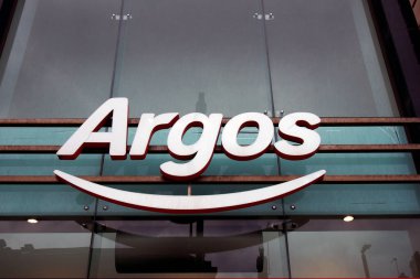 Leeds, Batı Yorkshire, Birleşik Krallık - 11 Mayıs 2021: Leeds şehir merkezindeki Argos perakende mağazasının girişinin üzerinde imza