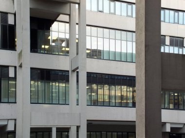 Leeds, Batı Yorkshire, Birleşik Krallık - 25 Nisan 2019: Leeds Üniversitesi 'ndeki vahşi stil garstang binasının ön cephesi ve yüksek yaya yolları