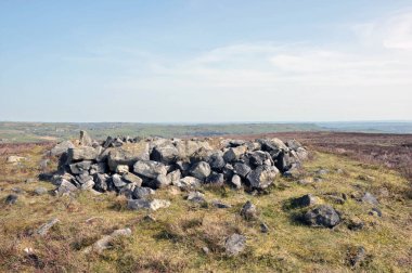 Calderdale, Batı Yorkshire 'da Midgley bozkırındaki değirmencilerin mezarı olarak bilinen Cairn' in tepesindeki çıplak taşlar.