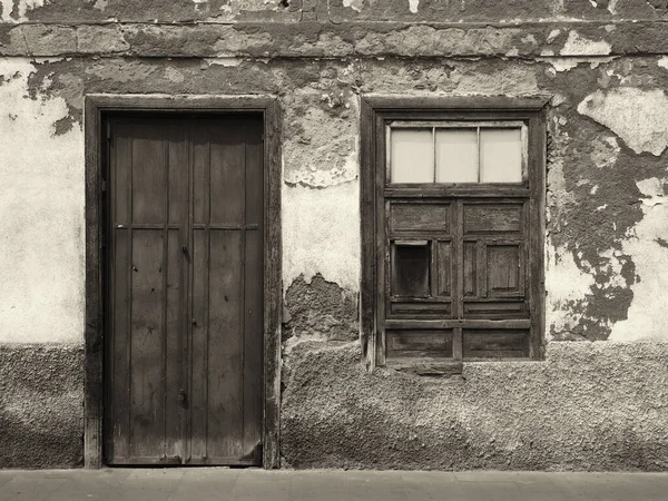 Imagem Monocromática Frente Uma Antiga Casa Abandonada Com Janelas Fechadas — Fotografia de Stock