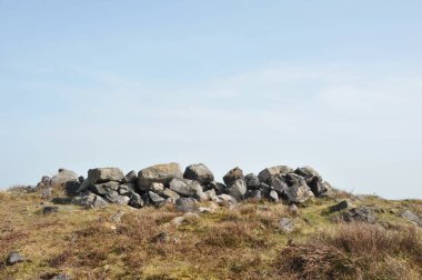 Calderdale, Batı Yorkshire 'daki Midgley bozkırında Miller' ların mezarı olarak bilinen bir cairn 'in tepesindeki çıplak taşlar.