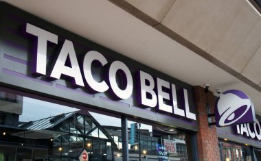 Leeds, Batı Yorkshire, Birleşik Krallık - 11 Mayıs 2021: Leeds şehir merkezindeki Taco Bell restoranının girişinin üzerinde imza