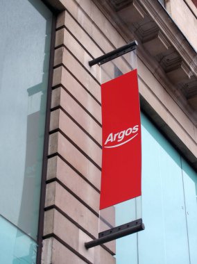 Leeds, Batı Yorkshire, Birleşik Krallık - 11 Mayıs 2021: Leeds şehir merkezindeki Argos perakende mağazasının girişinin üstündeki pankart