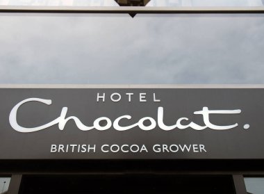 Leeds, Batı Yorkshire, Birleşik Krallık - 11 Mayıs 2021: Leeds şehir merkezindeki otel çikolata dükkanı ve kafenin girişinin üzerinde imza