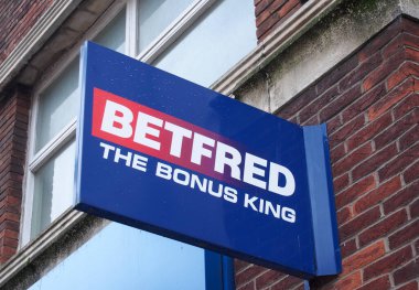 Leeds, Batı Yorkshire, Birleşik Krallık - 11 Mayıs 2021: Leeds şehir merkezindeki bahisçinin girişinin üzerinde imza